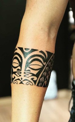  Tatouage maori, polynésien bandeau sur le milieu du bras avec le tiki